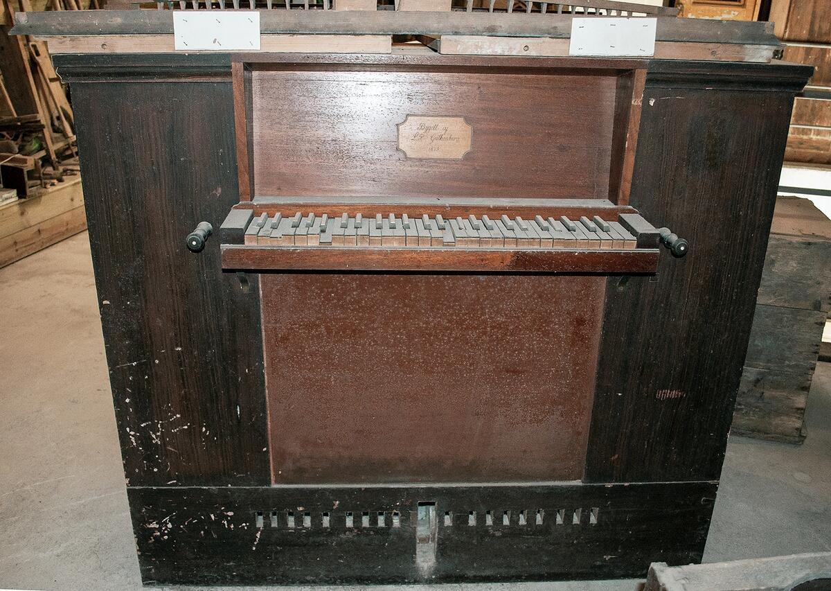 MED GENOMBRUTET ÖVERSTYCKE. MÖRKT OCH LJUST BRUN. "BYGT AF L.P. GUTHENBERG 1879". BREDD (UNDERDELEN) 140, H. 75, DJ. 67 CM. HÄMTADES AV FORNSALEN I BRANTS AFFÄR VID STORUNGS I LÄRBRO DÄR DEN STOD I ETT MAGASIN. INKÖPT AV DONATOR FRÅN NÅGONSTANS PÅ GOTLAND ?