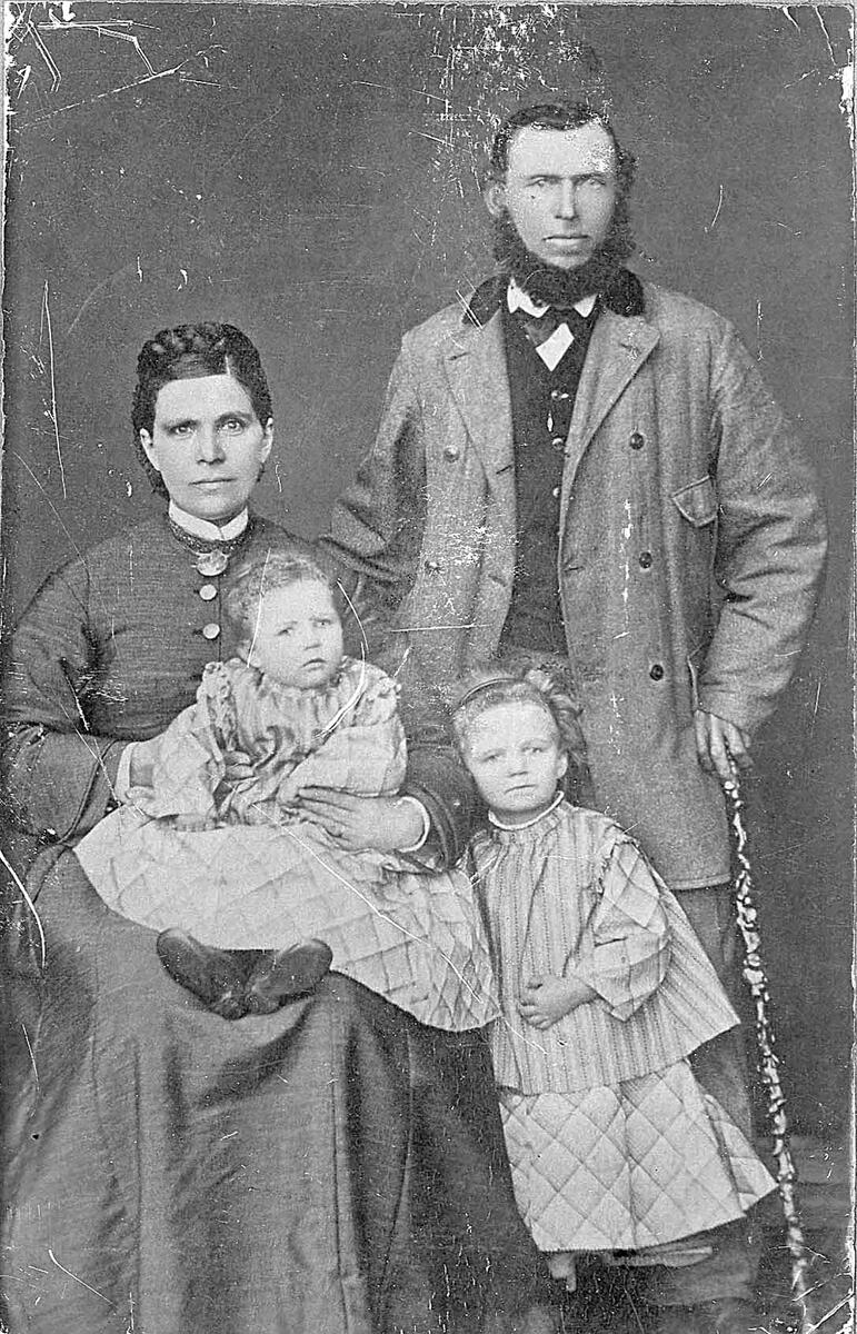 Av familj, man, hustru, 2 små barn. 1800-tal. I profilerad metallram, vit och gul, med stöd. H. 22, Br. 16 cm. Gåva enligt testamente av Fröken Marianne Rörstrand, Stockholm. Överlämnat till Fru Astrid Ahlsten, Larsarve, Romakloster.17/05, 1978.