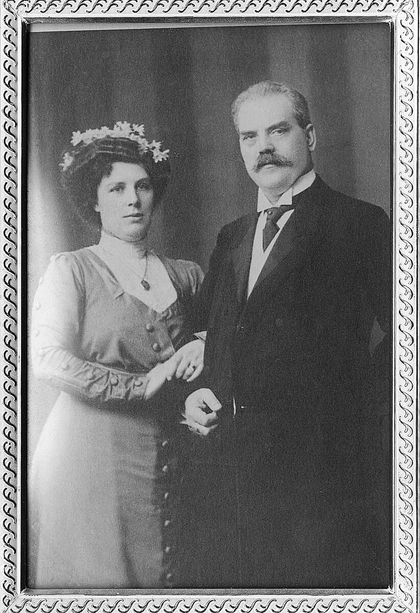 Av dam och herre, smal ram i vitt och guld, med stöd. H. 15,5, Br. 10,5 cm. Gåva enligt testamente av Fröken Marianne Rörstrand Stockholm