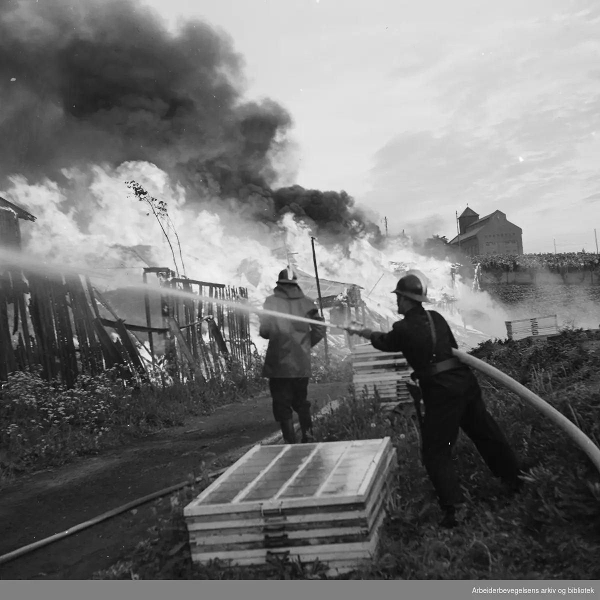 Katastrofal brann på Åsen etter barns lek med fystikker. 12 juni 1950