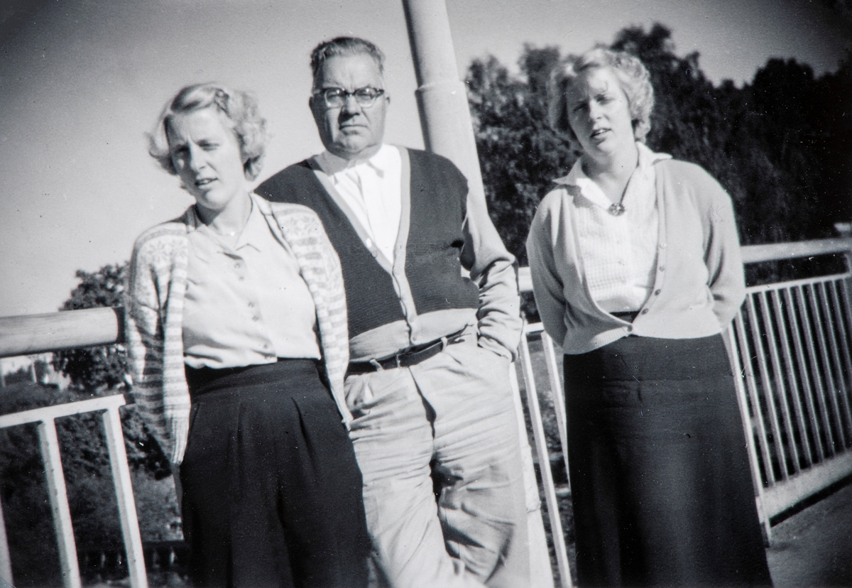 Tvillingsøstrene Anna Silviken og Martha Silviken sammen med Erling Andresen. Søstrene var ansatte på Erling Andresens Hotel Neptun på Espa.