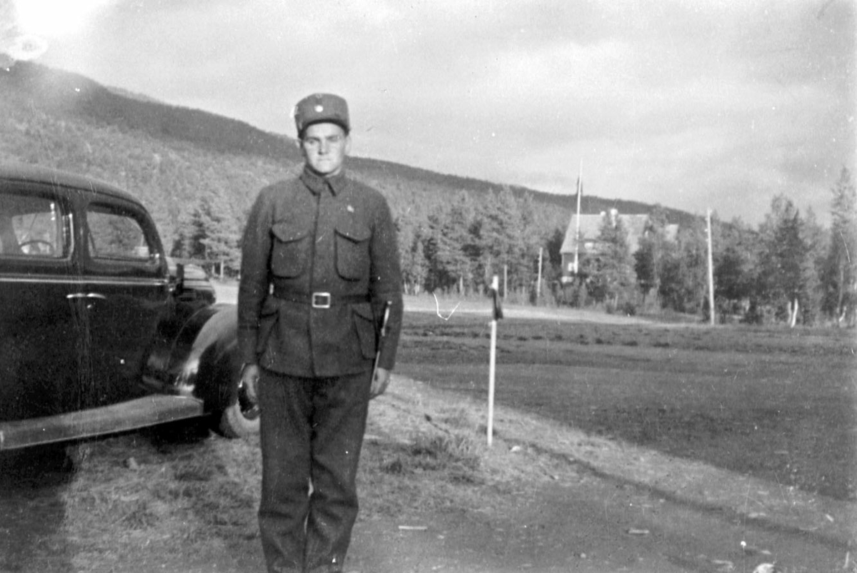 Almar Kristiansen som soldat, ved bil