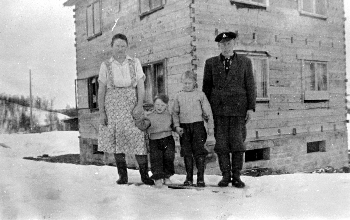 Familien Ruud/Johansen foran hus, Vassås