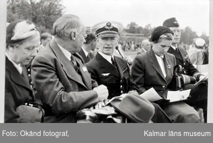 Flygdag. Överste Carlgren med fru i samspråk med ett annat par. Reproduktioner ur överste Carlgrens album 1942-54.