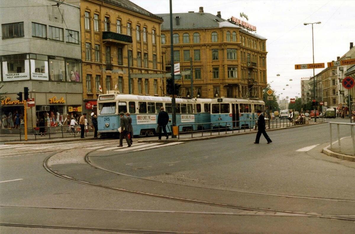 Oslo Sporveier, MBG 257 linje 1 og MBO 245 som skolevogn. Her fotografert på Majorstua.