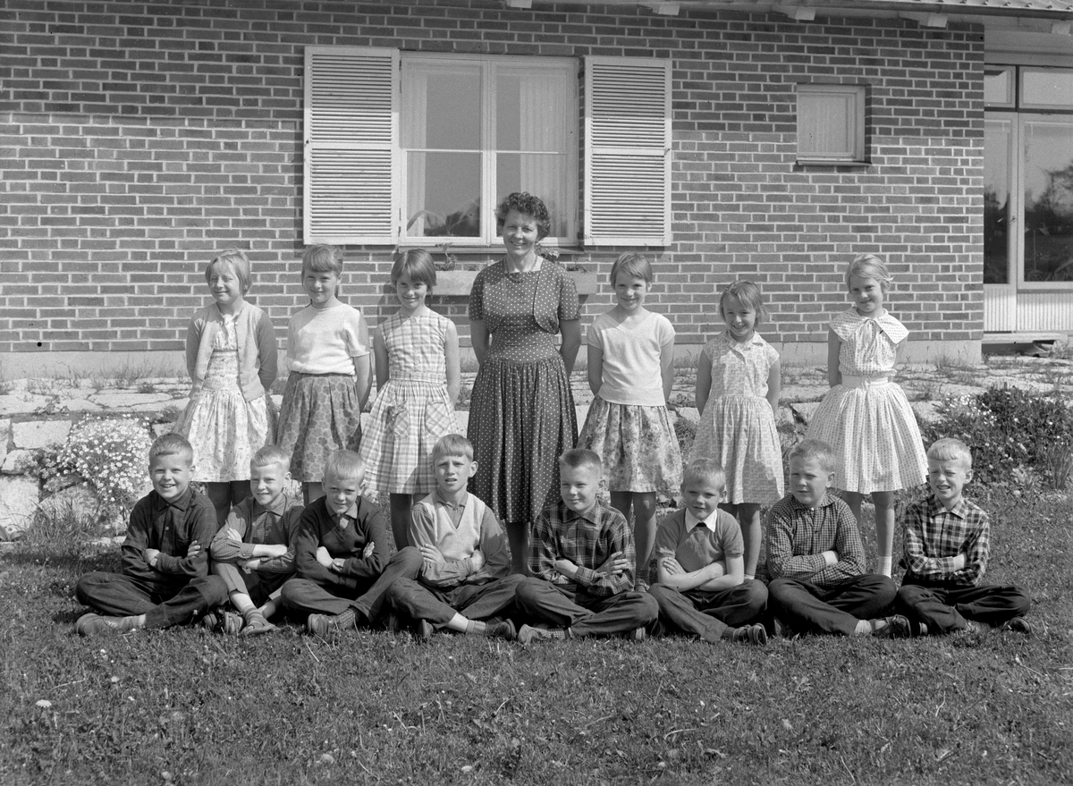 Fröken Anna-Lisa Svensson med skolklass
