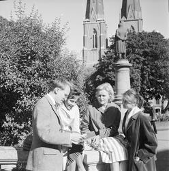Unga kvinnor vid Universitetshuset, Uppsala 1959