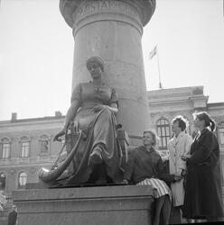 Unga kvinnor vid Universitetshuset, Uppsala