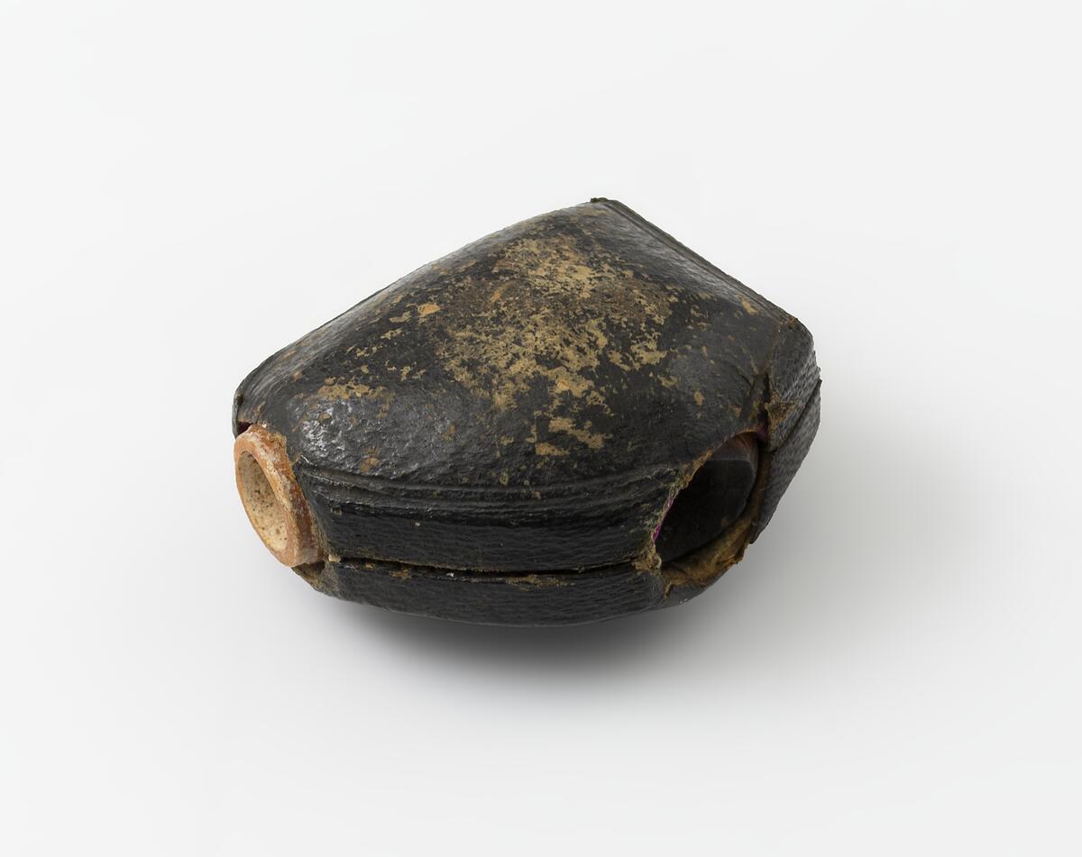 AV SJÖSKUM, I ETUI, BR. 44, H. 29 MM. ENLIGT UPPGIFT AV D:INNAN HELGA FEGREAUS HAR PIPAN TILLHÖRT L. FEGREAUS.