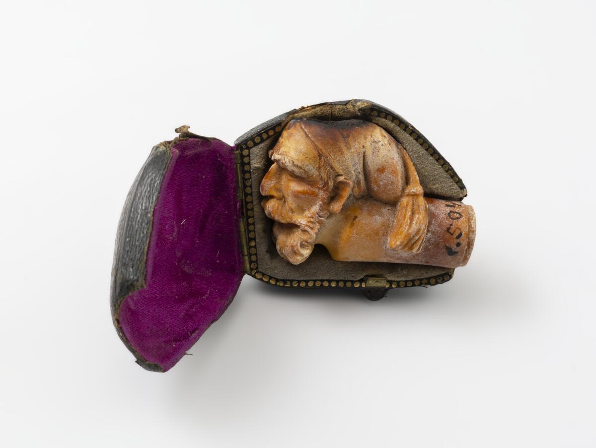 AV SJÖSKUM, I ETUI, BR. 44, H. 29 MM. ENLIGT UPPGIFT AV D:INNAN HELGA FEGREAUS HAR PIPAN TILLHÖRT L. FEGREAUS.