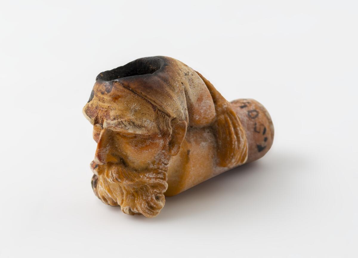 AV SJÖSKUM, I ETUI, BR. 44, H. 29 MM. ENLIGT UPPGIFT AV D:INNAN HELGA FEGREAUS HAR PIPAN TILLHÖRT L. FEGREAUS.