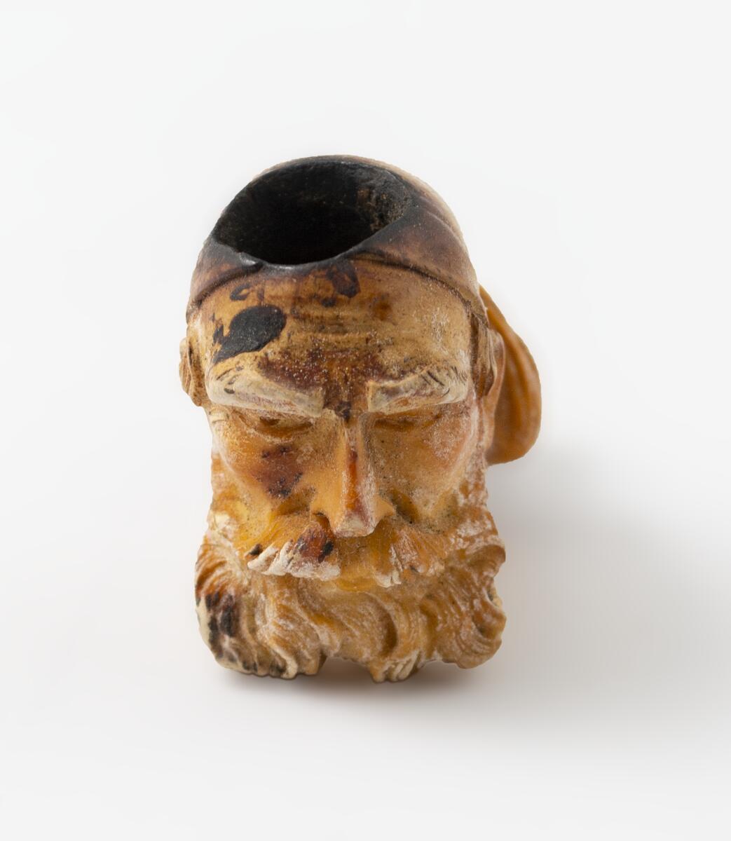 AV SJÖSKUM, I ETUI, BR. 44, H. 29 MM. ENLIGT UPPGIFT AV D:INNAN HELGA FEGREAUS HAR PIPAN TILLHÖRT L. FEGREAUS.