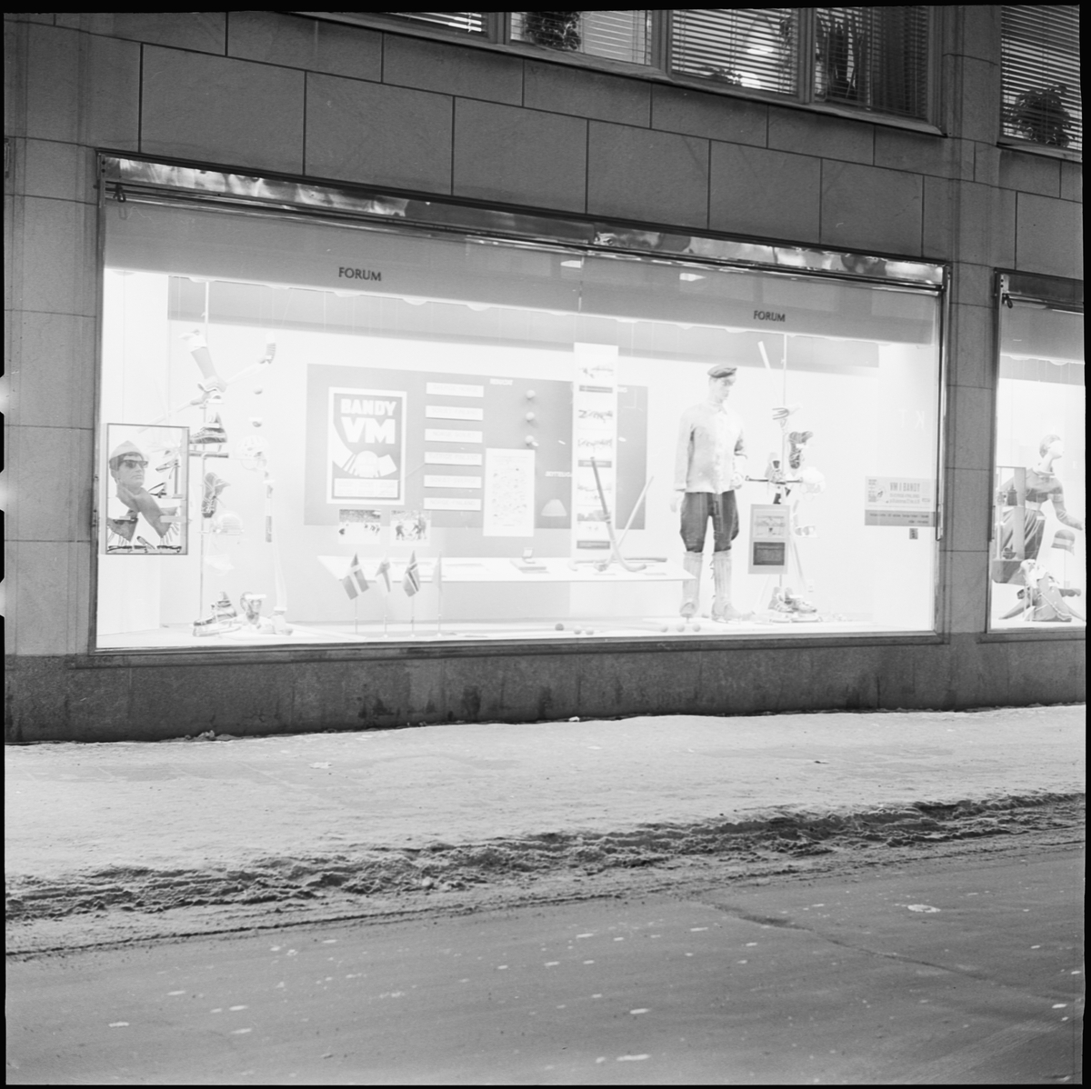 Forum, skyltfönster med bandygrejor, Uppsala 1963