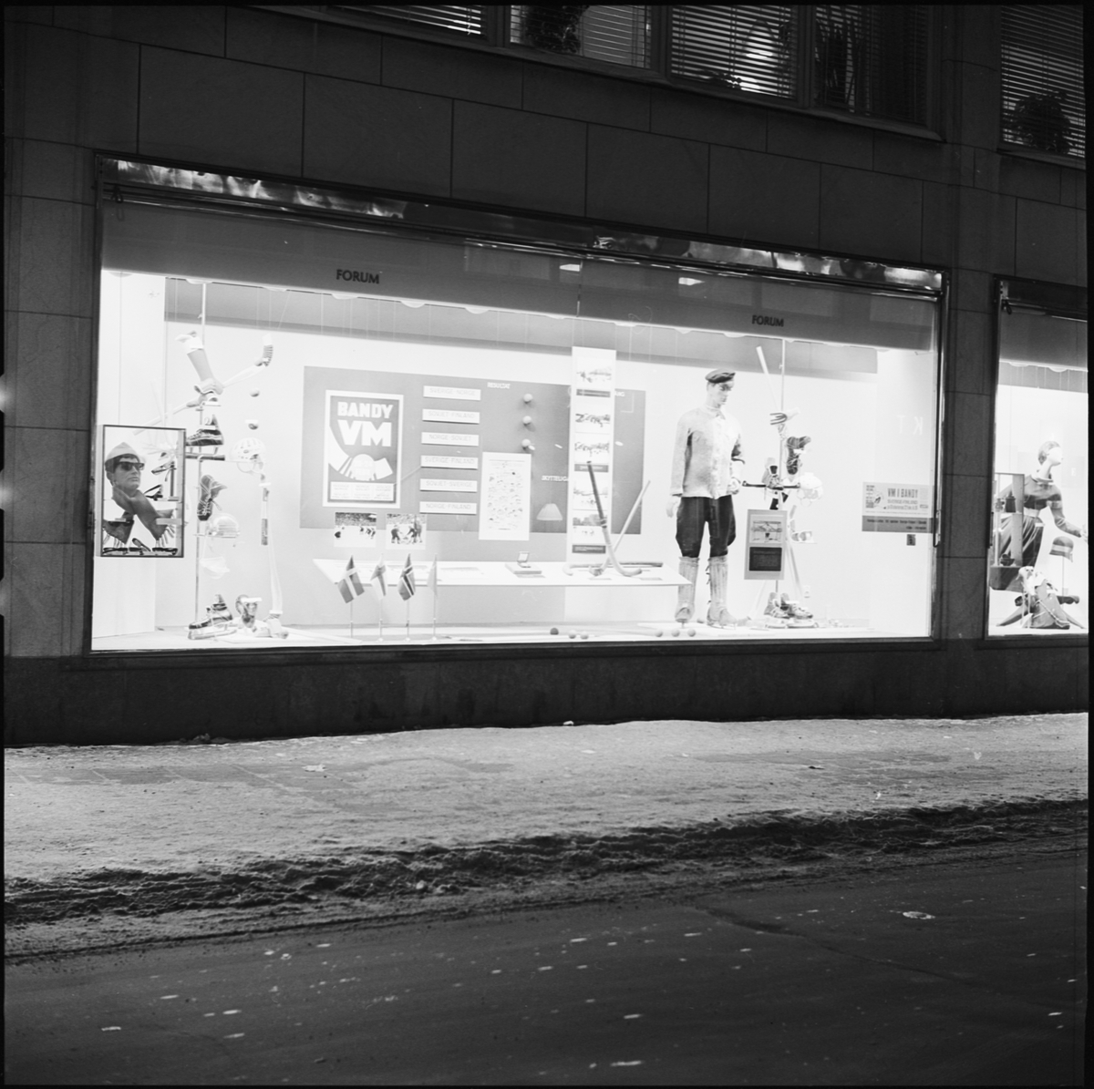 Forum, skyltfönster med bandygrejor, Uppsala 1963