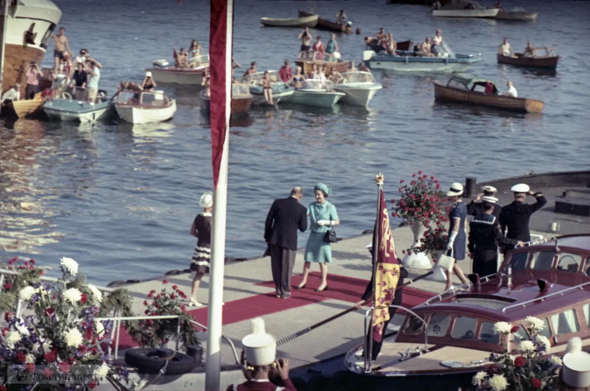 Dronning Elizabeth II og Kong Olav V og deres familier under feriebesøket i Romsdal 9.august.