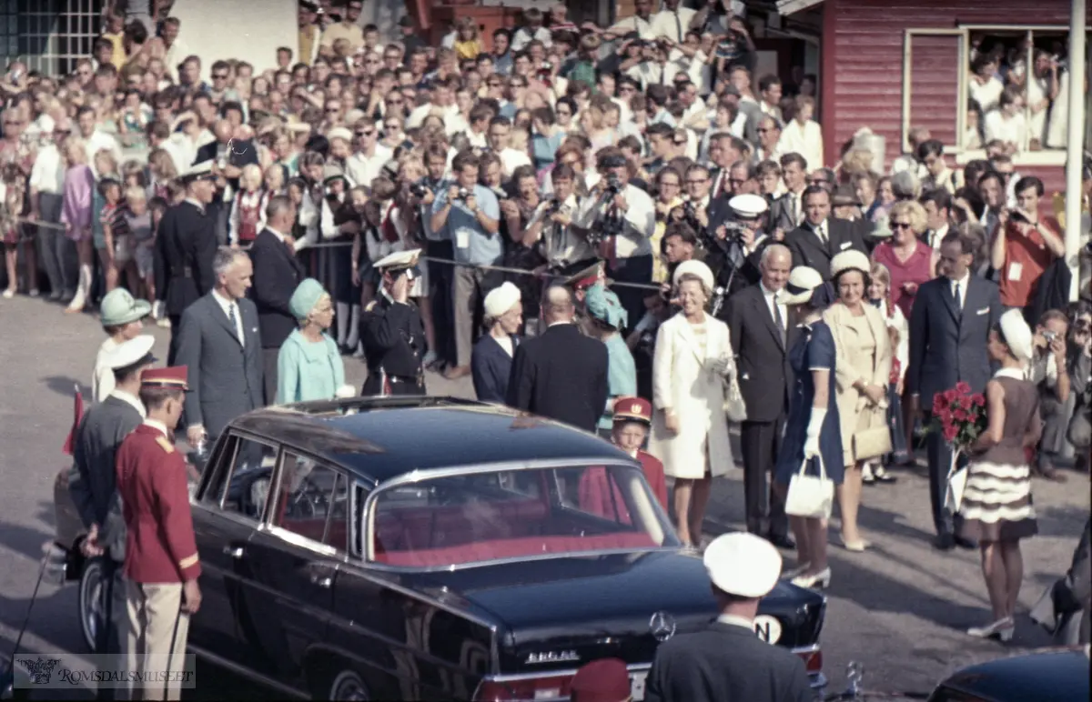 Dronning Elizabeth II og Kong Olav V og deres familier under feriebesøket i Romsdal 9.august..Molde guttemusikkorps i røde uniformer.