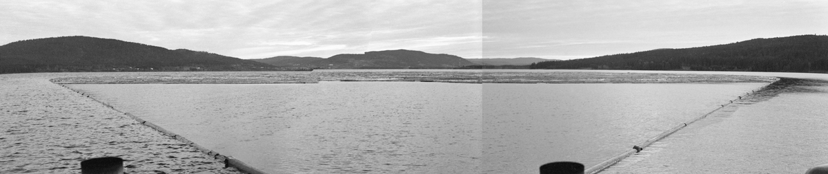 Bomtrekking sørover Storsjøen i Odalen sommeren 1957. Dette slepet skulle bukseres fra Mo i nordenden av innsjøen til Seimsjøen i sør, der strømmen i Oppstadåa skulle føre det videre mot Glomma ved Skarnes. Bommen var en ring, lagd av sammenkjedete stokker, som i dette tilfellet omsluttet cirka 3 500 kubikkmeter løstømmer fra skogene i Nord-Odal. Bommen ble trukket av en båt som lokalt ble kalt «Storsjø», men som offisielt hette «Varpebåt 1». Glomma fellesfløtingsforening hadde nemlig en noe større slepebåt i Storsjøen i Rendalen som offisielt hette «Storsjø»,  Når «Varpebåt 1» ble satt i bevegelse samlet tømmeret seg i det som da ble den bakre enden av bommen, men så lenge hastigheten var langsom og vinden noenlunde spak, holdt det seg der. Dette er et todelt opptak, tatt fra akterdekket på slepebåten.