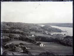 Landskap. Hamn till höger i bild.
Nösund.
Spricka i övre vän
