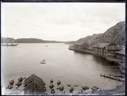 Hamn. Segelfartyg till vänster. Bebyggelse till höger.
Nösun