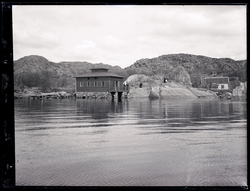 Nösunds badhus. Människor på klippor utanför huset.
Nösund.