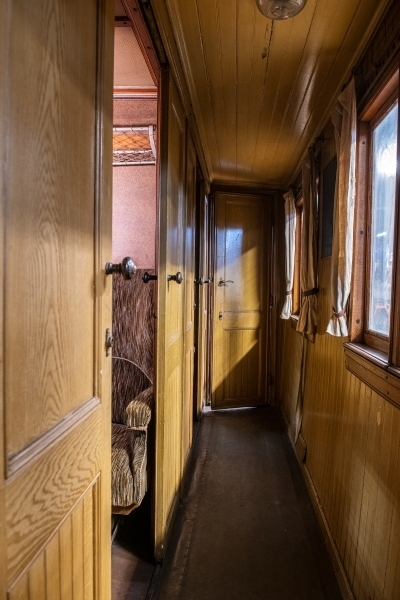 Personvagn SJ BC 486, f.d. SJ C6 486.
I gott avställningsskick som omodern äldre vagn något återställd till utförande som kombinerad före 1923. Rödbrunt ytskikt från ommålning efter att färgsystemet vid SJ gjordes om 1924. Plattformar i båda vagnsändar.

Andraklassdelen upptar 3/5 av vagnen och består av två kupéer för sammanlagt 12 personer, korridor och klosettrum. Korridoren är klädd med panel och ådringsmålad invändigt i ljus ekimitation. Det är skjutdörrar till andraklasskupéerna och en dörr in till tredje klass. Väggarna i andraklasskupéerna är klädda med brunblommig vaxduk och i taket sitter en ljus prickig vaxduk, samt stearinljusbelysning och blå nattskärmar av tunt fint kläde. Sofforna är väggfasta, med svarvade ben och klädda med tigermönstrad mokett (yllesammet med kort lugg), stoppade med tagel och har möbelsnoddar längs med kanter och sömmar.
Ovanför sofforna sitter hatthyllor med vitmålade gjutjärnskonsoler och snörnät. Under sofforna sitter värmeelement eller någon form av tilluftsflöde och över fönstren finns ventiler. Det är olika fönsterremmar i olika kupéer och i korridoren, vävda, av läder och av textil. Samtliga golv i andra klass och tredje klass är av brun linoleum. Golvet är skarvat på flera ställen. I korridoren sitter en svart tavla för anslag. Klosettrummet har en toalett med trälock och en pissoar. Utanför klosettrummet sitter ett karaffställ av trä på väggen för en karaff och två glas.

Tredjeklassdelen består av en dubbelkupé för 18 personer, utan mellanvägg men med öppning för passerande. Tredjeklassdelen har till skillnad från andra klass endast ett fönster mellan varje soffpar. Sofforna är utförda som spjälsoffor på järnstomme. Även resgodshyllorna är av träspjälor ådringsmålad i ljus ek liksom tak och väggar. Gjutjärnskonsolerna till hatthyllorna är rödmålade. Golvet är detsamma som i övriga vagnen.  

Vita mönstervävda gardiner med SJ:s emblem.