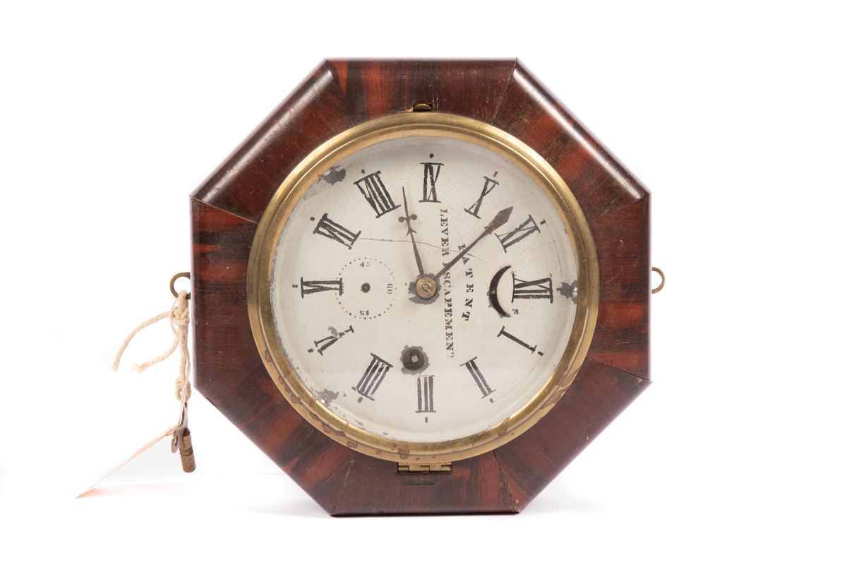 Kronometer med tim- och och sekundvisare, vit urtavla med latinska siffror och text 'Patent Lever Escapement”.
Glas infattat i mässing. 8 -hörnigt fodral av mörkt träslag. Nyckel av mässing.
Anmärkning På baksidan etikett: ” Thirty Hour Mariners Manufacturedly. F.N.Welch, Forest Hille, Conn. U.S.A. Patented. December 11th. 1855.