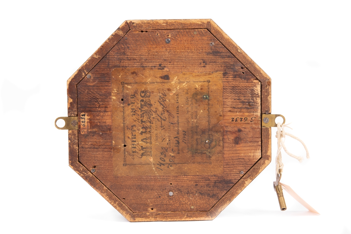 Kronometer med tim- och och sekundvisare, vit urtavla med latinska siffror och text 'Patent Lever Escapement”.
Glas infattat i mässing. 8 -hörnigt fodral av mörkt träslag. Nyckel av mässing.
Anmärkning På baksidan etikett: ” Thirty Hour Mariners Manufacturedly. F.N.Welch, Forest Hille, Conn. U.S.A. Patented. December 11th. 1855.