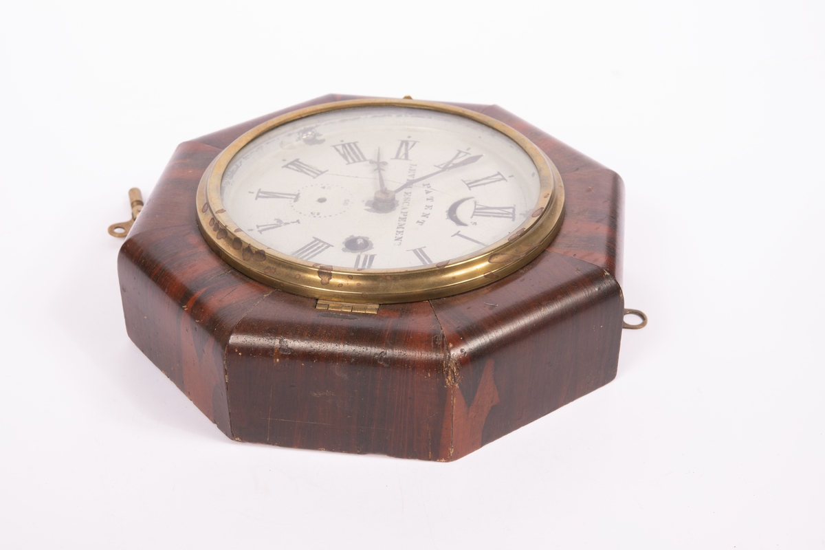 Kronometer med tim- och och sekundvisare, vit urtavla med latinska siffror och text 'Patent Lever Escapement”.
Glas infattat i mässing. 8 -hörnigt fodral av mörkt träslag. Nyckel av mässing.
Anmärkning På baksidan etikett: ” Thirty Hour Mariners Manufacturedly. F.N.Welch, Forest Hille, Conn. U.S.A. Patented. December 11th. 1855.