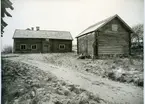 Munktorp sn.
Mangård och bod i Sörby.