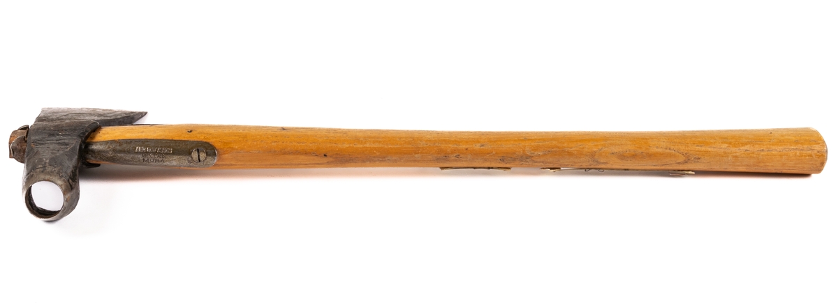Stämpelyxa, med skaft av trä. Märkt "Korsnäs modern stämpelyxa".