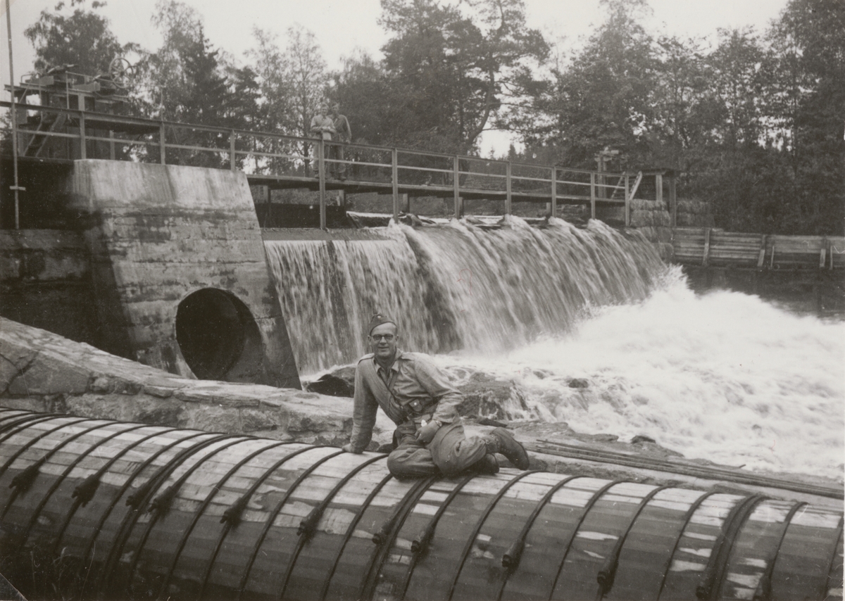 Soldater vid vattenfall.