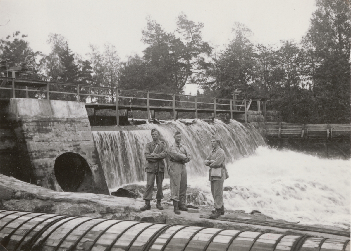 Soldater vid vattenfall.