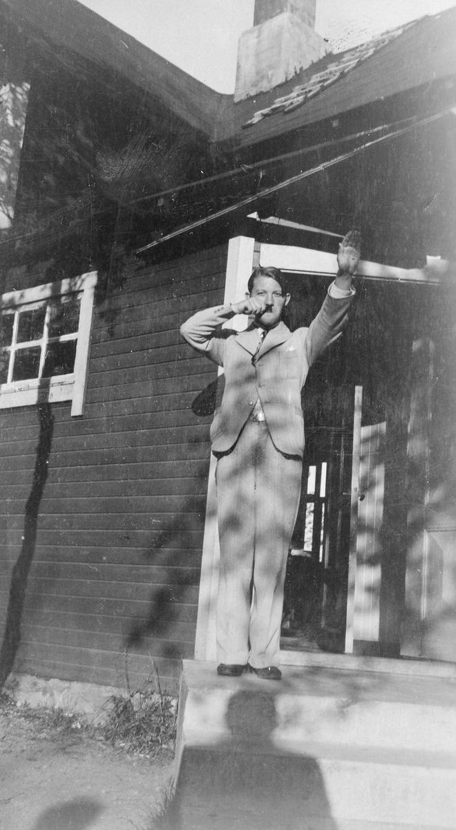 Ungdom parodierer Hitler på trappa foran en bygning.