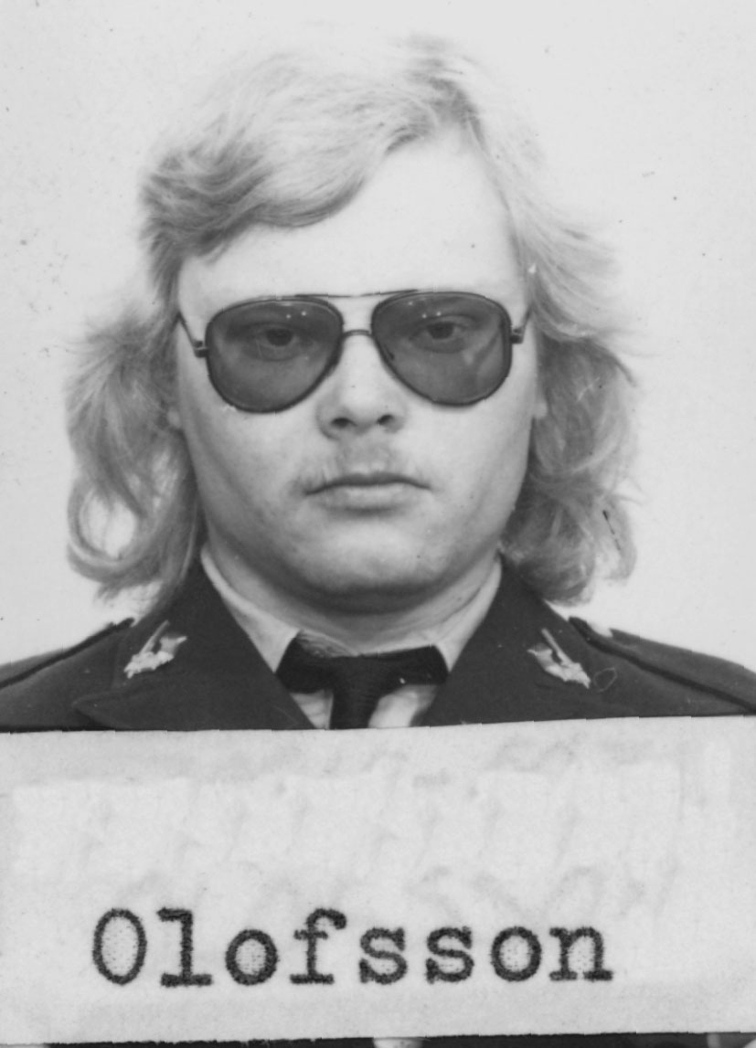 Ett ID-kort på Olofsson som ryckte in 19770601. Placerad: 10 kompaniet.