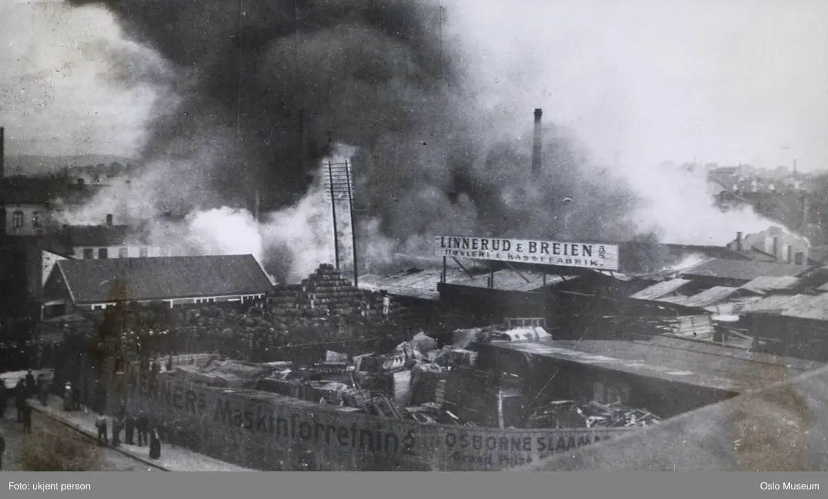 Linnerud & Breien Høvleri og kassefabrikk, Werners Maskinforretning, plankegjerde, bygninger, lager, mennesker, brann