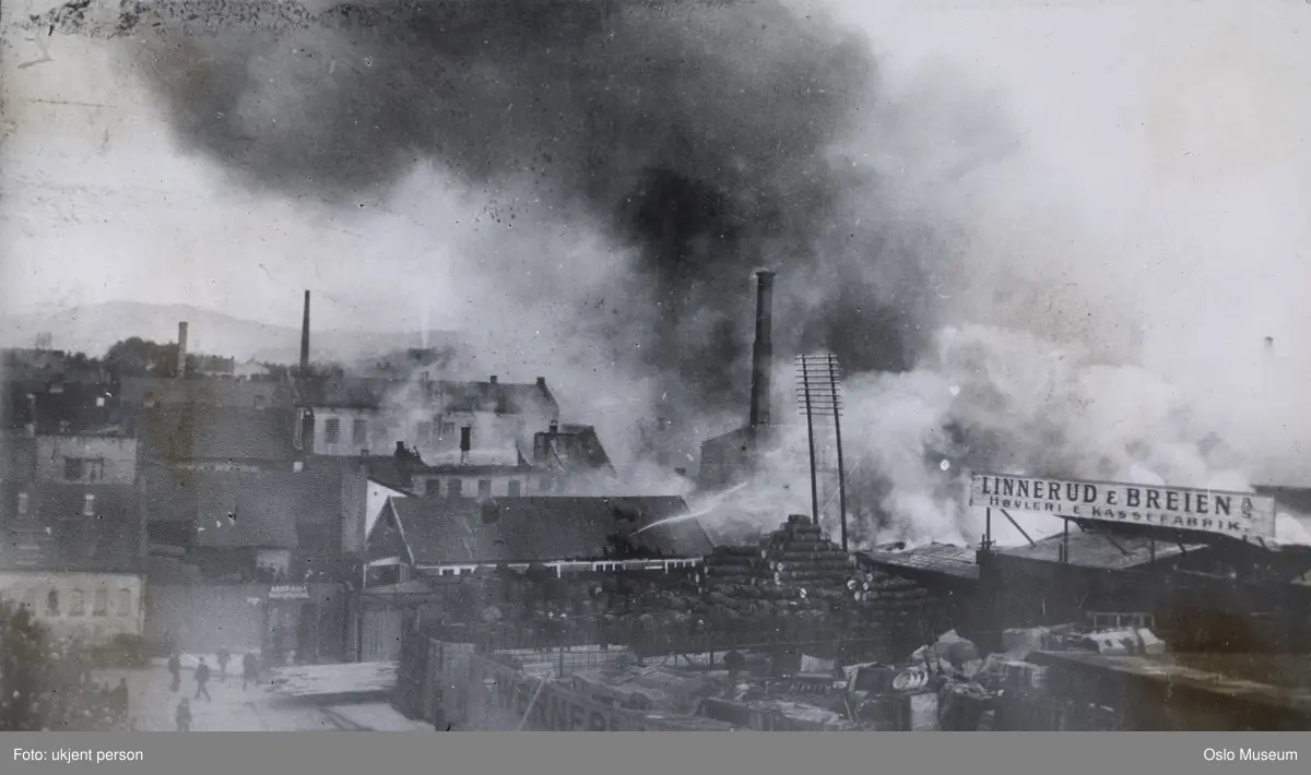 Linnerud & Breien Høvleri og kassefabrikk, Werners Maskinforretning, plankegjerde, bygninger, lager, mennesker, brann