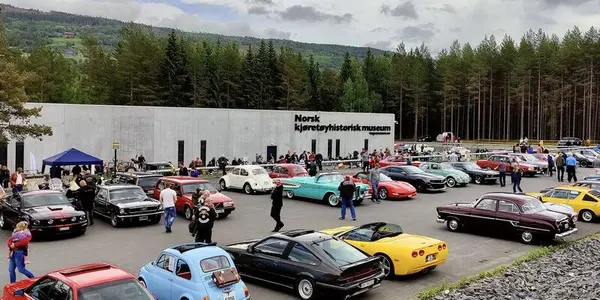 Bildet viser flere biler samlet utenfor Norsk kjøretøyhistorisk museum under Nasjonal motordag.