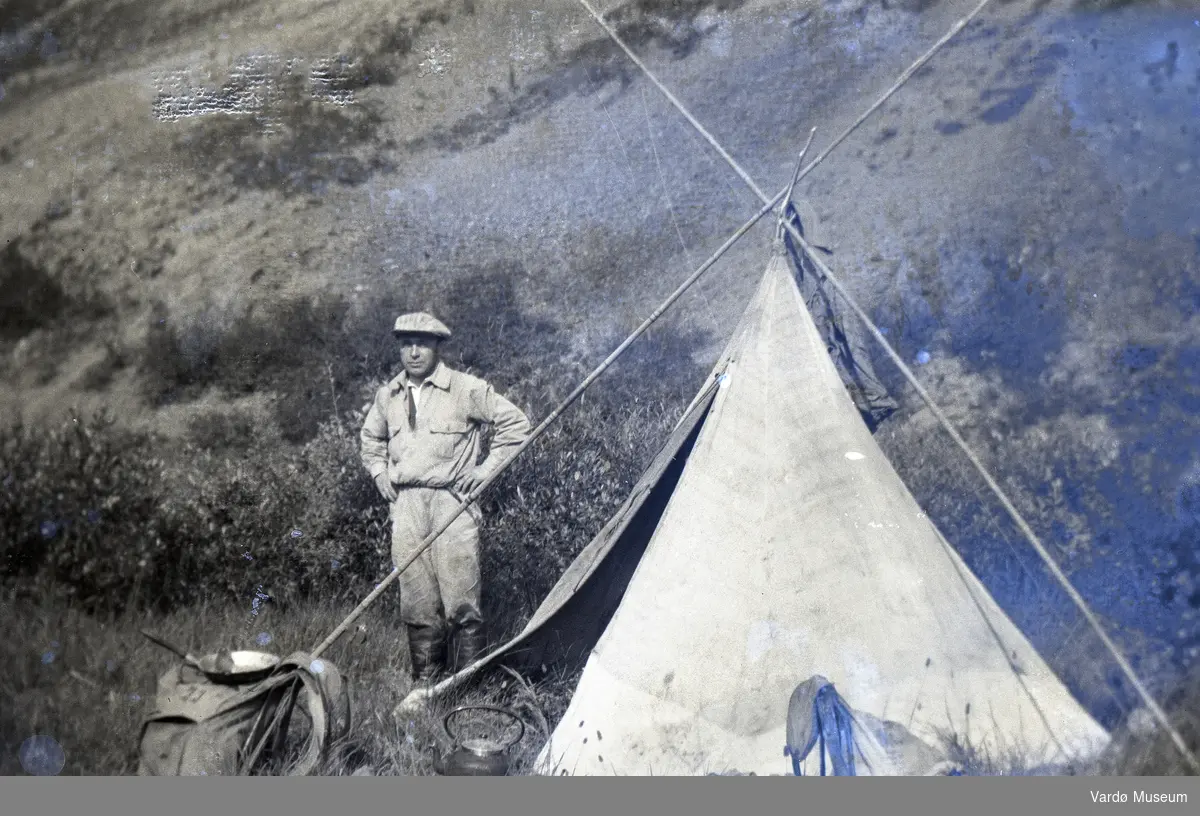 På telttur, person avbildet er trolig Rikart Lind fra Indre Kiberg, onkelen til fotograf Ragnar Eriksen.