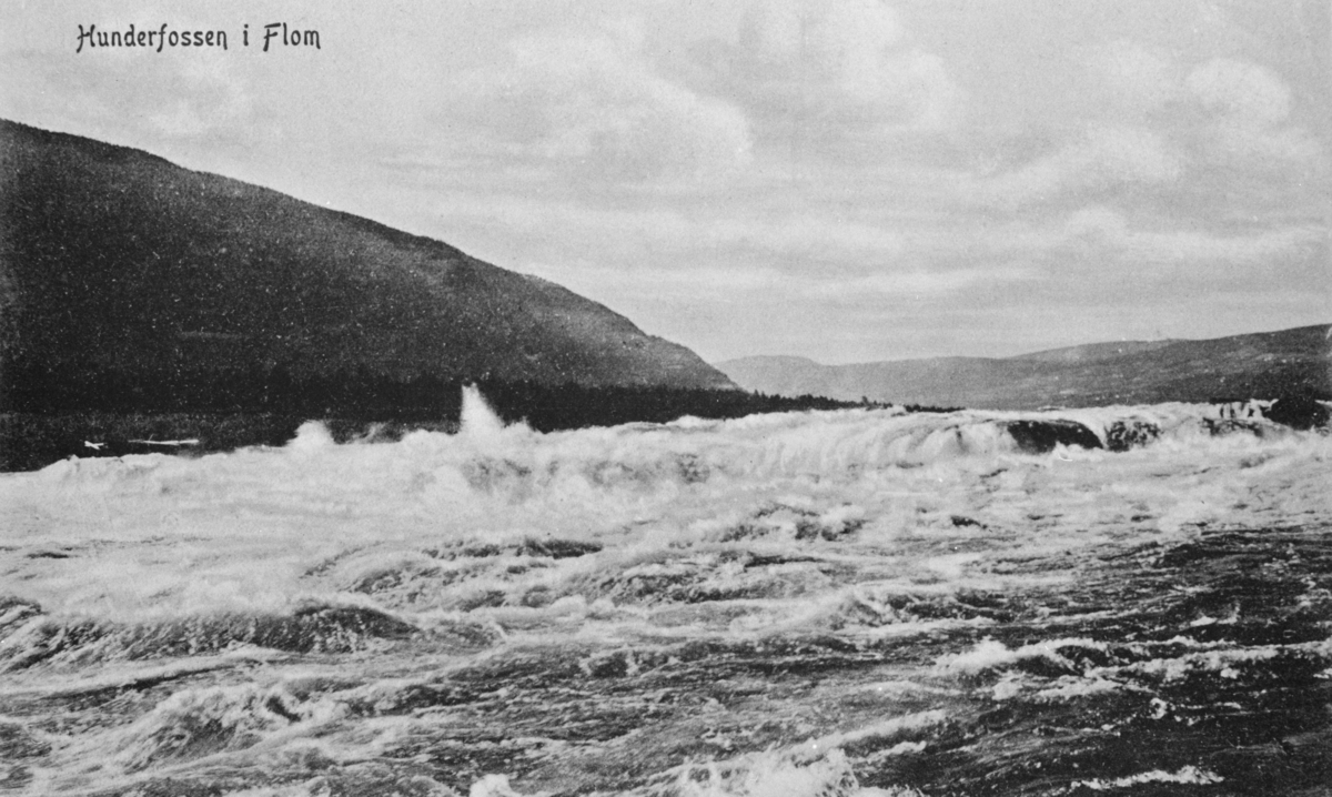 Postkort. Oppland, Øyer, Hunder. Hunderfossen i Gudbrandsdalen under flom.