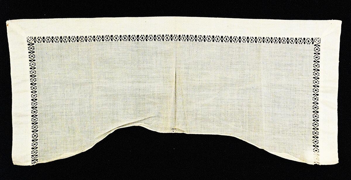 Vit , med hålsöm. L. 42, BR. 19 CM.