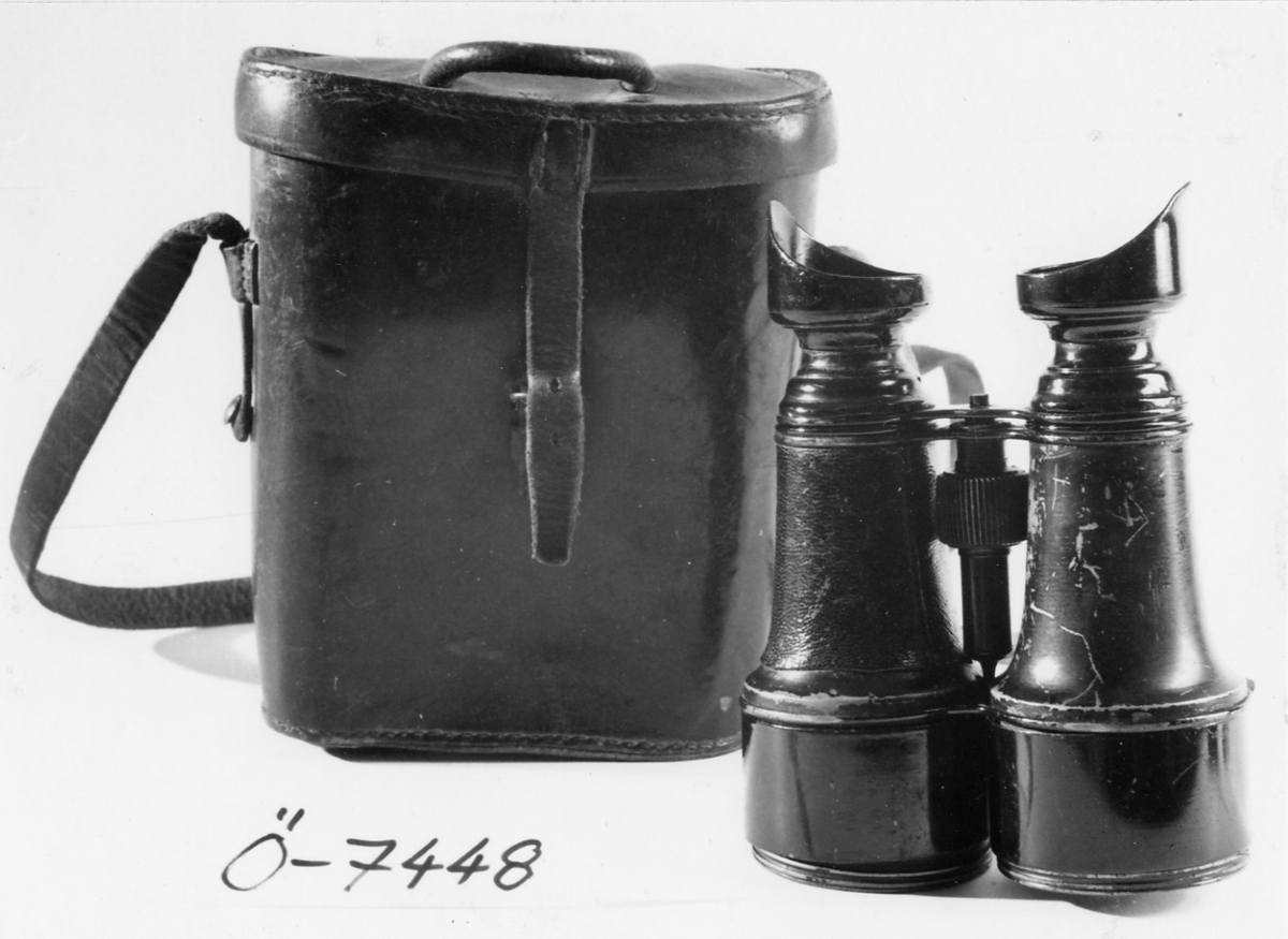 Dubbelkikare, i svart läderfordral med bärrem.
Kikaren märkt:”H.Hughes & son. London sg
Fenchurch st.. 2D8 o/4931.”Ena halvan
läderklädd.

Höjd inskruvad: 165 mm

Från korvetten Norrköping 1939.
