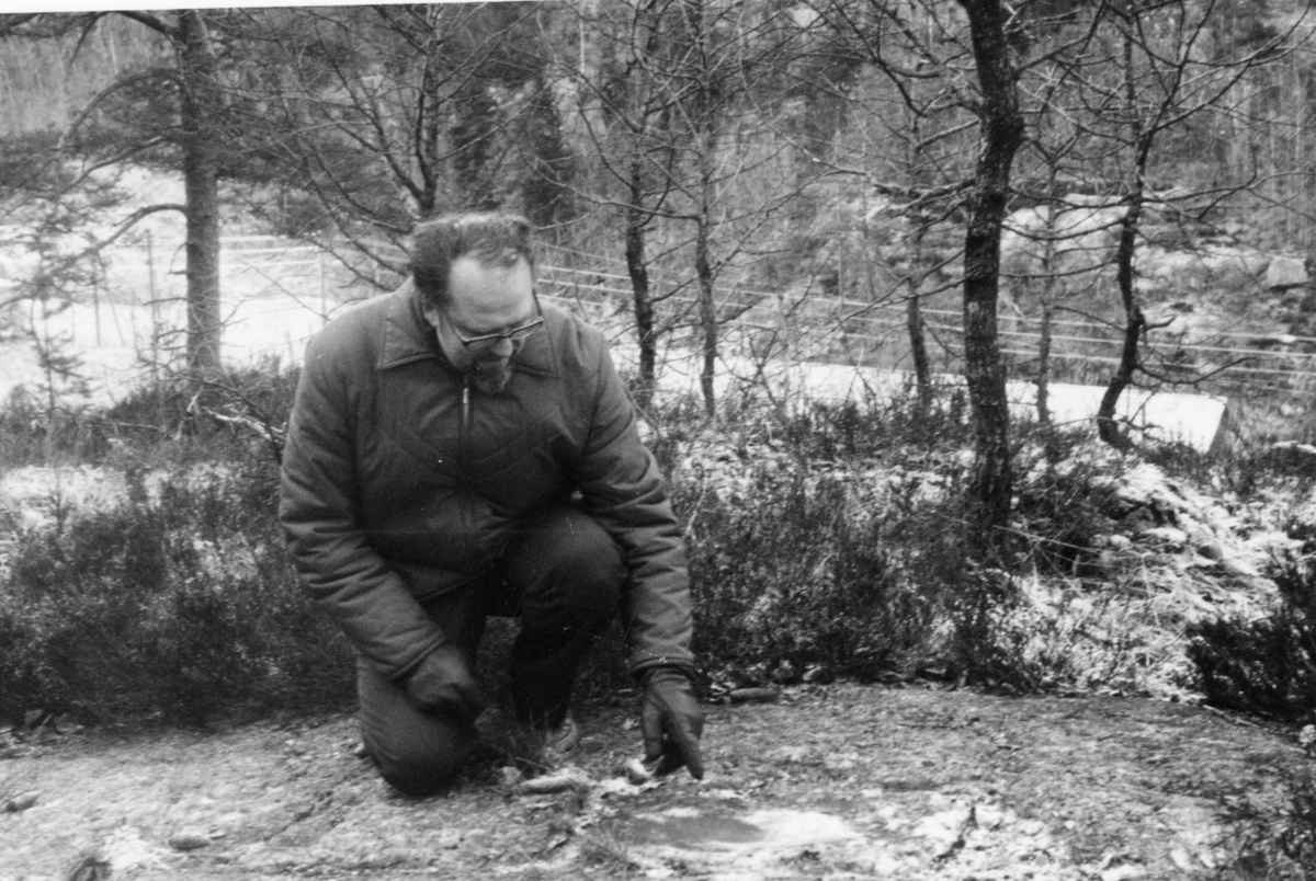 Bjørn Sandberg og Gunvald Braaten ved slipemerker i fjellet, Bråten  gård, Kjølebrønd. 
Bjørn Sandberg ser nøye på slipemerker fra bronsealderen (?) som Gunvald har påvist.
Gunvald og Bjørn i samtale i stua på Bråten.