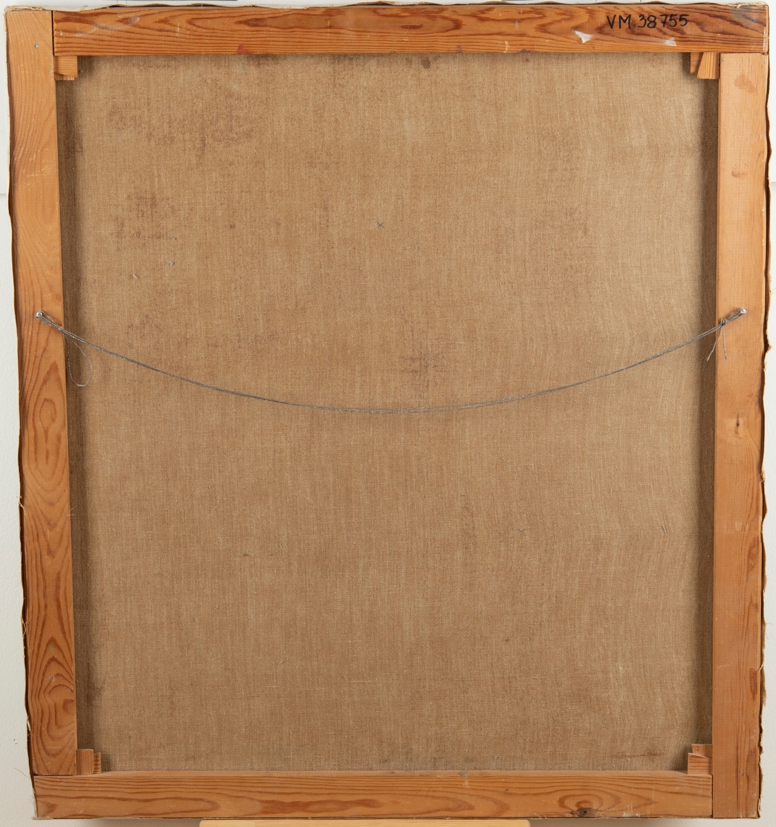 Porträtt av författaren Sven Rosendahl. 
Rosendahl sitter vid ett bord vänd mot betraktaren, iklädd vit skjorta, röd slips och brun kavaj. På bordet framför honom ligger några böcker. Han lutar sin vänstra arm mot en fönsterkarm och utanför syns träd, en skata och en räv. På väggen bakom honom syns delar av en målning.