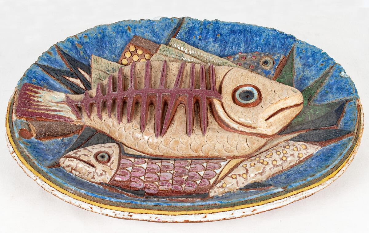 AV STENGODS, MED FISK, STENGODSRELIEF, CHAMOTTELERA, GLASERAT PÅ INSIDAN. MÅTT: 58 x 42 CM. TYRA LUNDGREN-STÄMPEL. "FYRA FISKAR PÅ FAT" SID. 136 I "ETT LIV I KONSTEN").