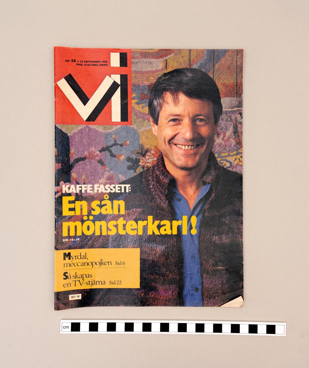 Katalog, manual, priskurant samt tidskrifter berörande Meccano. 
Katalog med aktuella modeller från Meccano. Sträck och kryss i blått bläck vid vissa modeller. 
Manual "SPECIAL MODEL LEAFLET" på engelska med instruktioner för sammansättning av specifika modeller, så som brandbil, propellerplan, robot mm. Ryggen förstärkt med plastklämma. 
Priskurant i grönt från 1961 med aktuella priser för Meccano och Bayko bygglådor, kompletteringslådor, Hornby racerbåtar och Dinky supertoys. 
Ett exemplar av Meccano magazine (vol. XIX. No.10 October, 1934) tryckt i svart/vitt. 
Ett nummer tidningen Vi (NR 38, 22 september 1988) innehållande artiklarna "Glimtar ur en Meccanopojkes liv och lust" samt "En Meccanopojkes barndom".