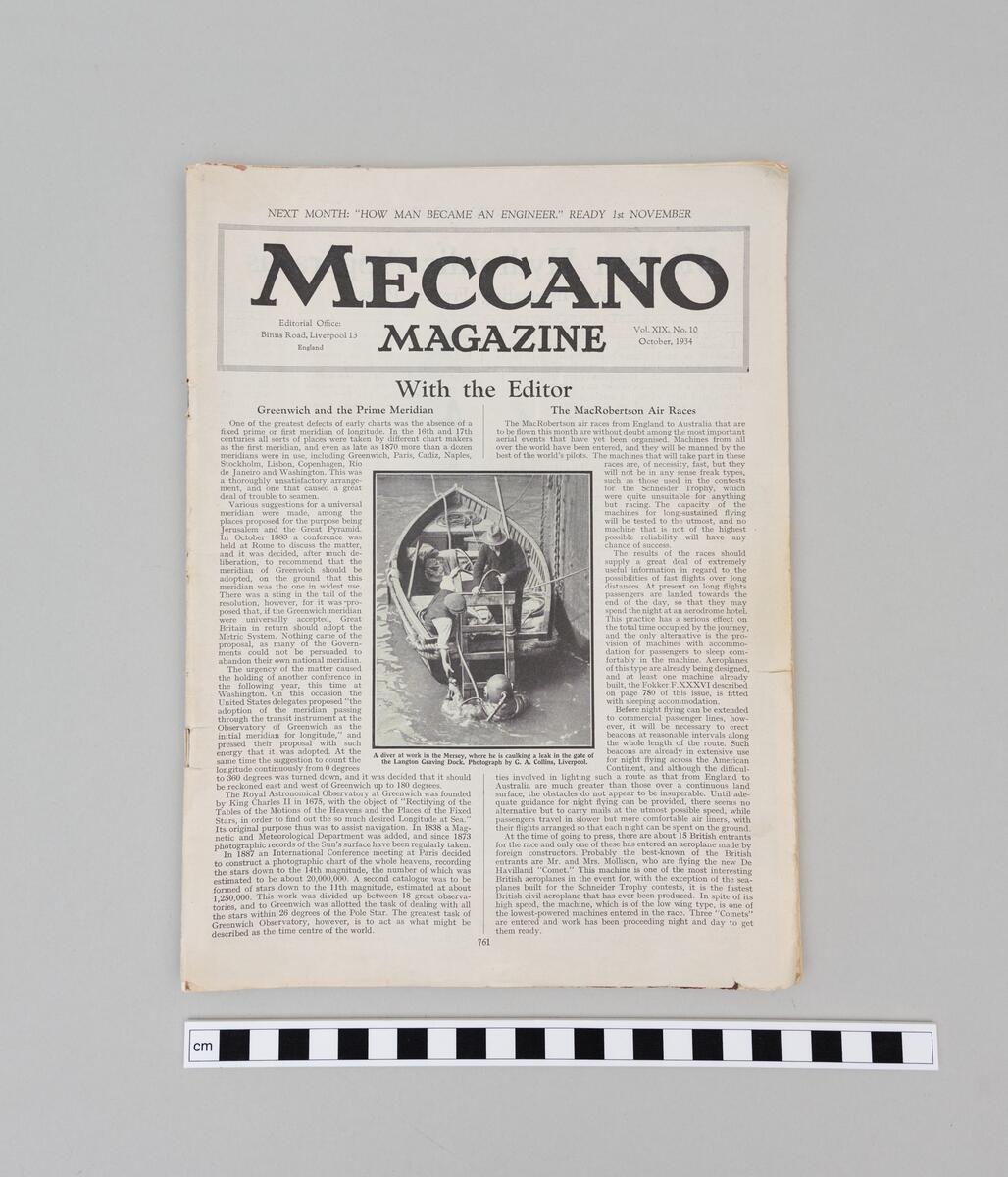 Katalog, manual, priskurant samt tidskrifter berörande Meccano. 
Katalog med aktuella modeller från Meccano. Sträck och kryss i blått bläck vid vissa modeller. 
Manual "SPECIAL MODEL LEAFLET" på engelska med instruktioner för sammansättning av specifika modeller, så som brandbil, propellerplan, robot mm. Ryggen förstärkt med plastklämma. 
Priskurant i grönt från 1961 med aktuella priser för Meccano och Bayko bygglådor, kompletteringslådor, Hornby racerbåtar och Dinky supertoys. 
Ett exemplar av Meccano magazine (vol. XIX. No.10 October, 1934) tryckt i svart/vitt. 
Ett nummer tidningen Vi (NR 38, 22 september 1988) innehållande artiklarna "Glimtar ur en Meccanopojkes liv och lust" samt "En Meccanopojkes barndom".