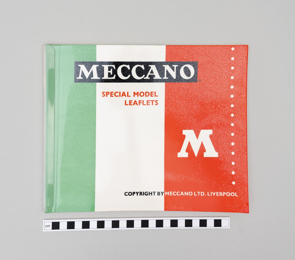 Katalog, manual, priskurant samt tidskrifter berörande Meccano. 
Katalog med aktuella modeller från Meccano. Sträck och kryss i blått bläck vid vissa modeller. 
Manual "SPECIAL MODEL LEAFLET" på engelska med instruktioner för sammansättning av specifika modeller, så som brandbil, propellerplan, robot mm. Ryggen förstärkt med plastklämma. 
Priskurant i grönt från 1961 med aktuella priser för Meccano och Bayko bygglådor, kompletteringslådor, Hornby racerbåtar och Dinky supertoys. 
Ett exemplar av Meccano magazine (vol. XIX. No.10 October, 1934) tryckt i svart/vitt. 
Ett nummer tidningen Vi (NR 38, 22 september 1988) innehållande artiklarna "Glimtar ur en Meccanopojkes liv och lust" samt "En Meccanopojkes barndom".