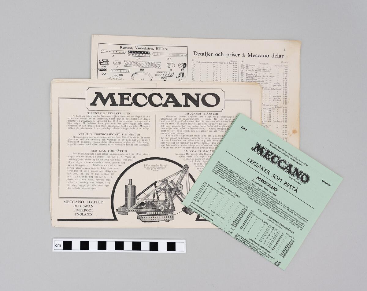 Katalog, manual, priskurant samt tidskrifter berörande Meccano. 
Katalog med aktuella modeller från Meccano. Sträck och kryss i blått bläck vid vissa modeller. 
Manual "SPECIAL MODEL LEAFLET" på engelska med instruktioner för sammansättning av specifika modeller, så som brandbil, propellerplan, robot mm. Ryggen förstärkt med plastklämma. 
Priskurant i grönt från 1961 med aktuella priser för Meccano och Bayko bygglådor, kompletteringslådor, Hornby racerbåtar och Dinky supertoys. 
Ett exemplar av Meccano magazine (vol. XIX. No.10 October, 1934) tryckt i svart/vitt. 
Ett nummer tidningen Vi (NR 38, 22 september 1988) innehållande artiklarna "Glimtar ur en Meccanopojkes liv och lust" samt "En Meccanopojkes barndom".