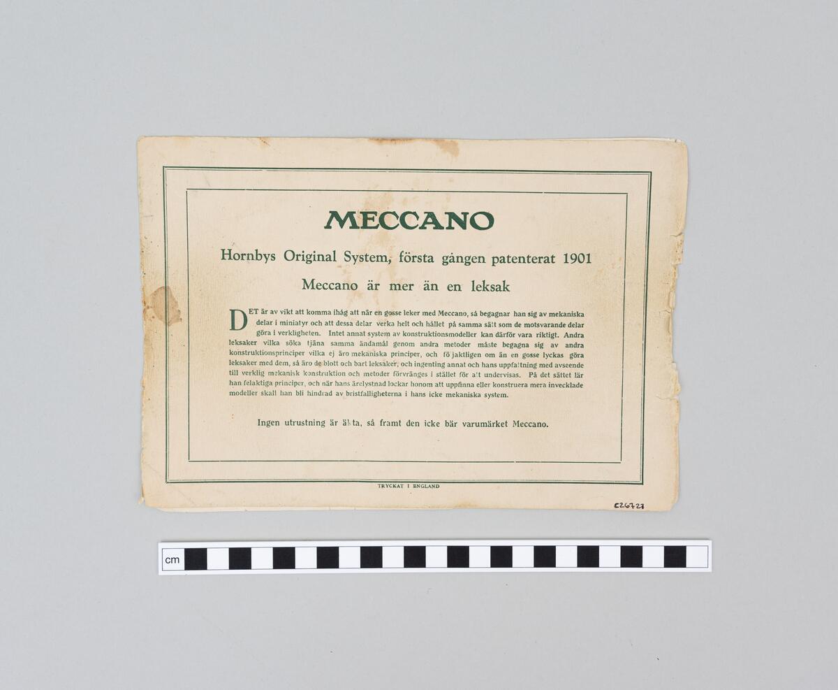 Katalog, manual, priskurant samt tidskrifter berörande Meccano. 
Katalog med aktuella modeller från Meccano. Sträck och kryss i blått bläck vid vissa modeller. 
Manual "SPECIAL MODEL LEAFLET" på engelska med instruktioner för sammansättning av specifika modeller, så som brandbil, propellerplan, robot mm. Ryggen förstärkt med plastklämma. 
Priskurant i grönt från 1961 med aktuella priser för Meccano och Bayko bygglådor, kompletteringslådor, Hornby racerbåtar och Dinky supertoys. 
Ett exemplar av Meccano magazine (vol. XIX. No.10 October, 1934) tryckt i svart/vitt. 
Ett nummer tidningen Vi (NR 38, 22 september 1988) innehållande artiklarna "Glimtar ur en Meccanopojkes liv och lust" samt "En Meccanopojkes barndom".