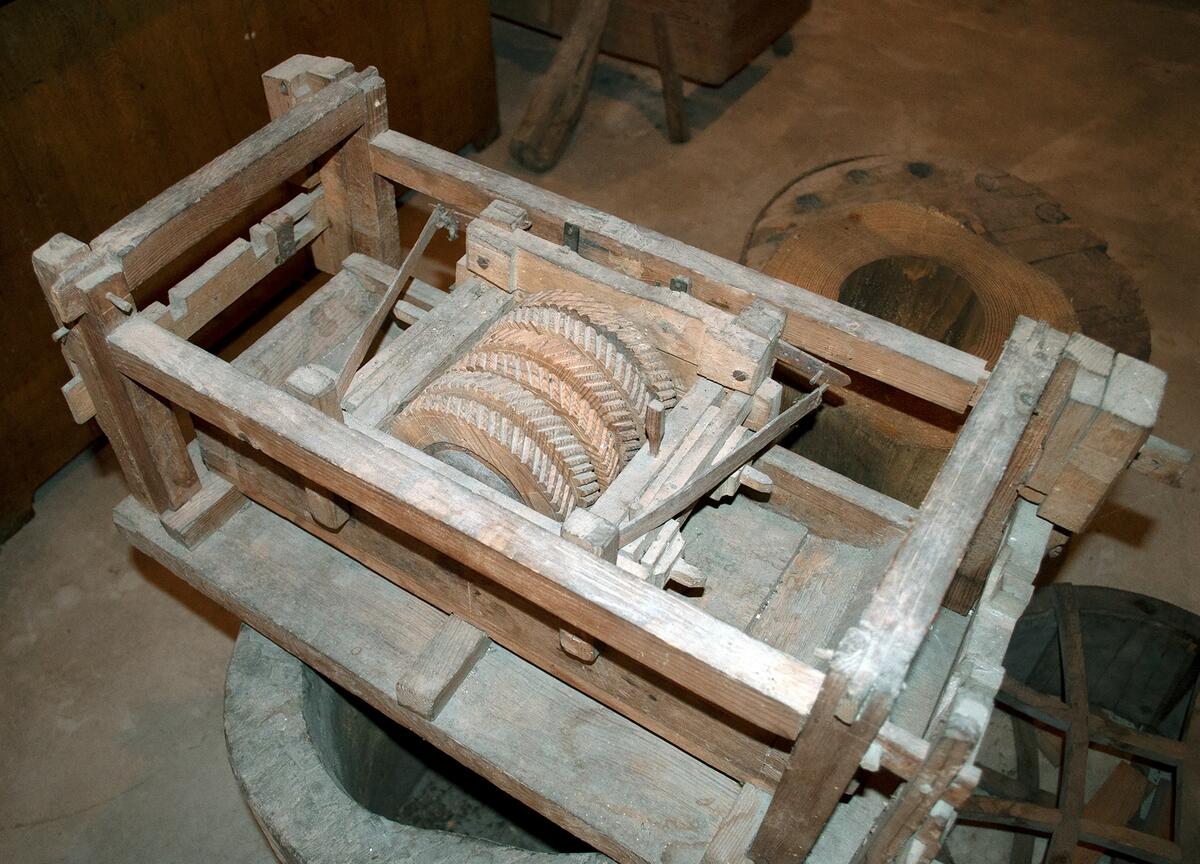 Med 6 hjul, inskuret: T Lang 1831, 1,2 lång